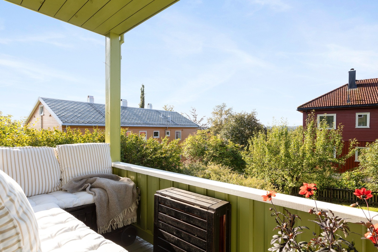 Fra balkongen får du en fin utsikt og lang solgang sommerstid. Galleribilde
