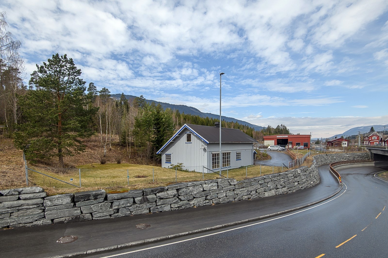 Boligen ligger like ved Tine og det er gangavstand til sentrum (med bruforbindelse) Galleribilde