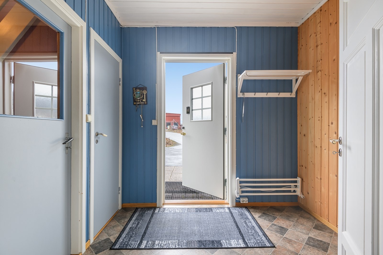 Gang med plass til å henge fra seg yttertøy, og kott under trapp Galleribilde