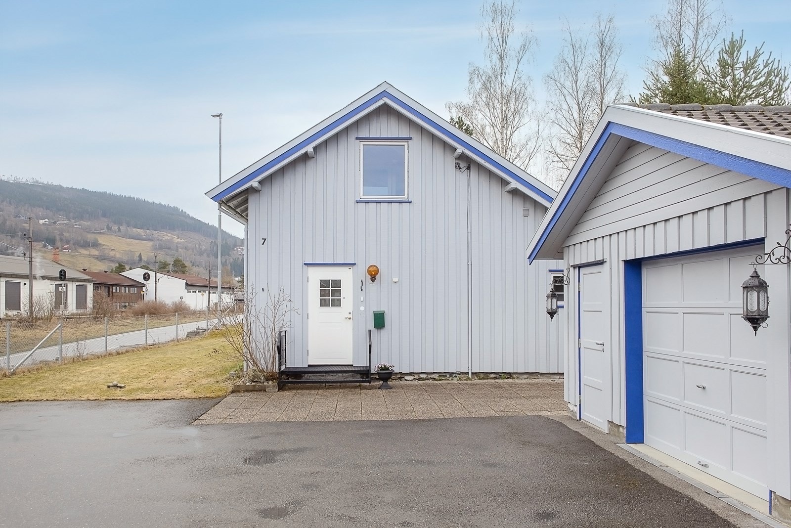 Lettstelt enebolig med sentrumsnær beliggenhet på Tretten Galleribilde