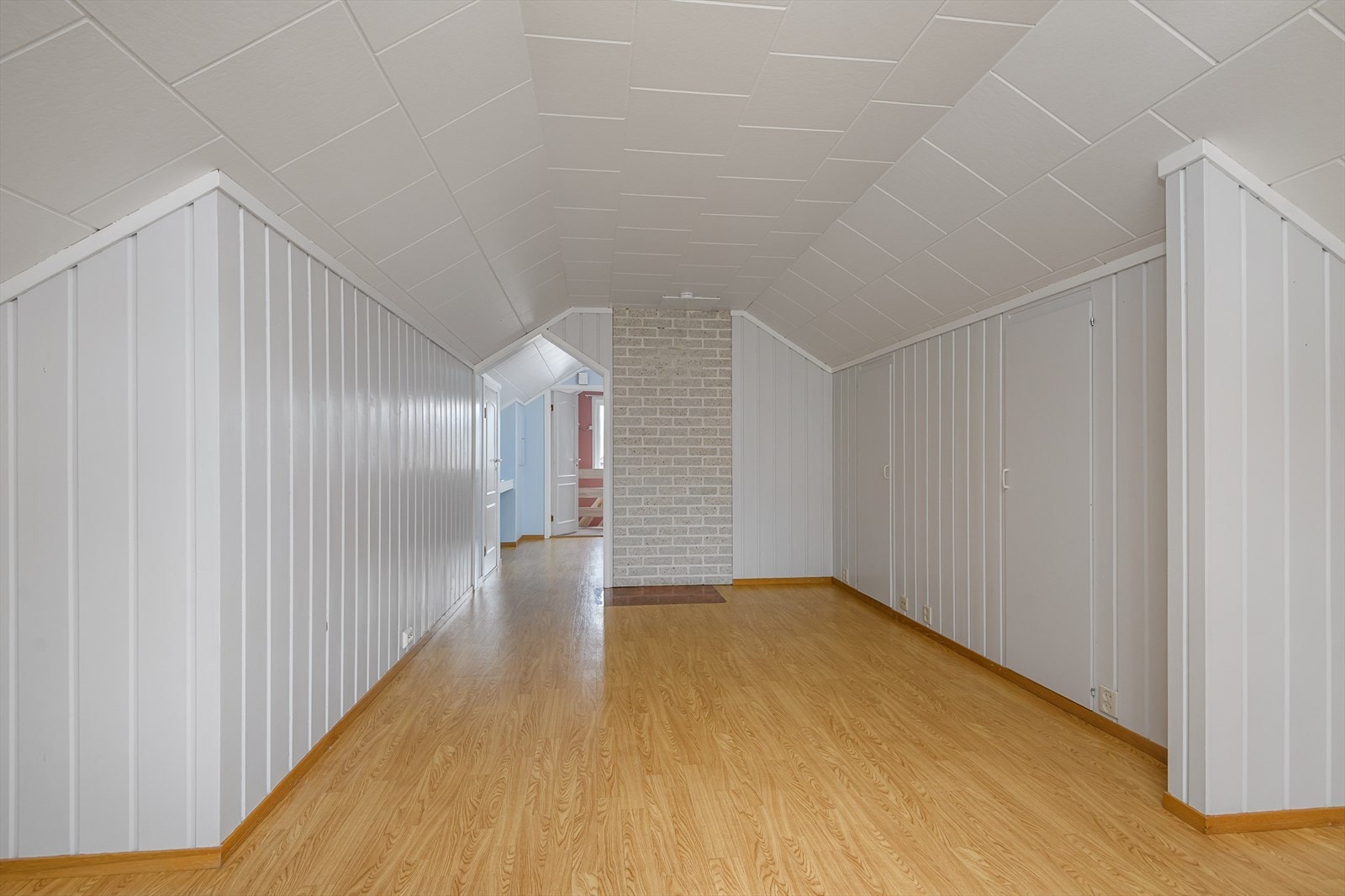 Lys og trivelig loftstue med oppbevaringsmuligheter i kneloft. Galleribilde