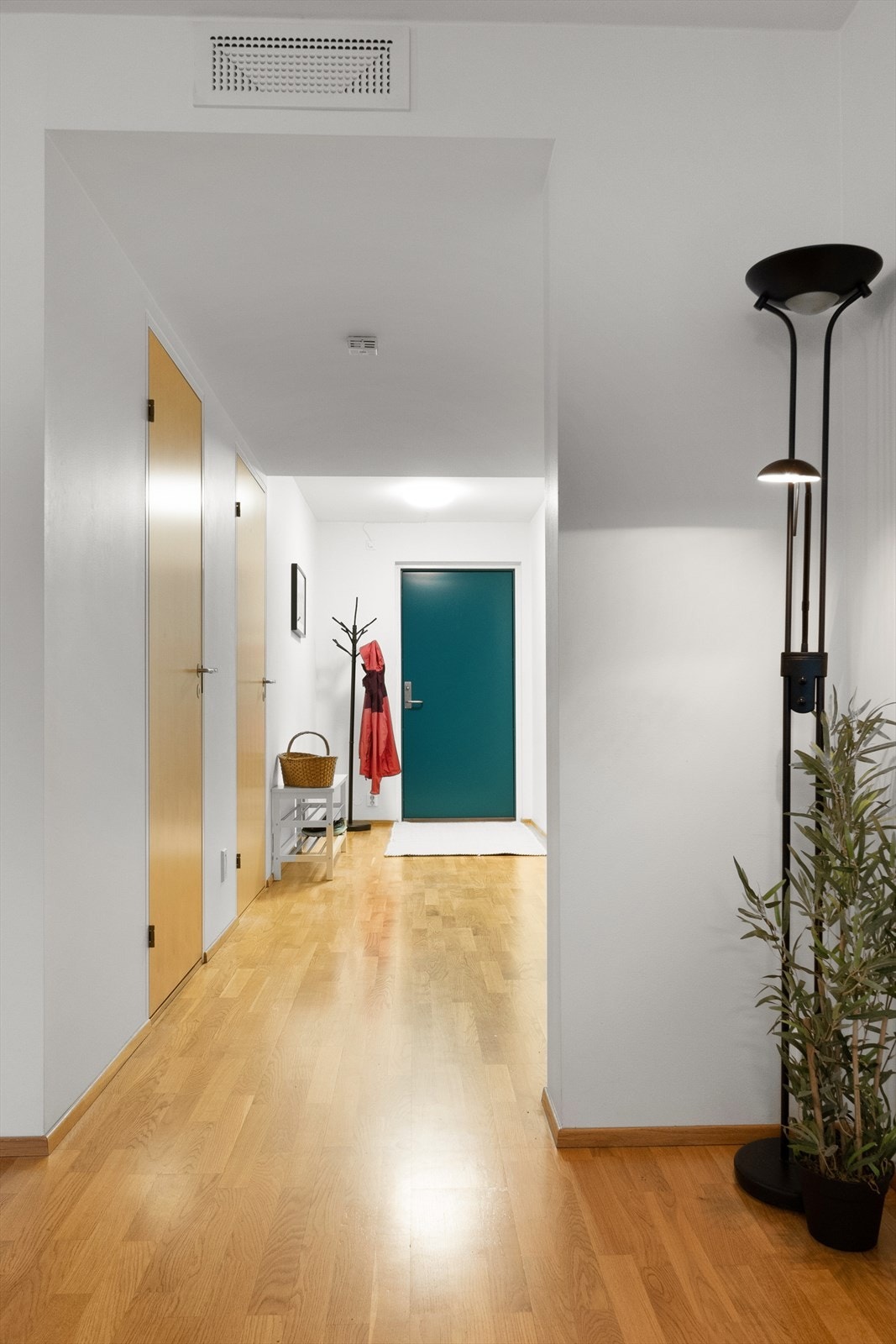 Fra entréen er det adkomst til bad og soverom Galleribilde
