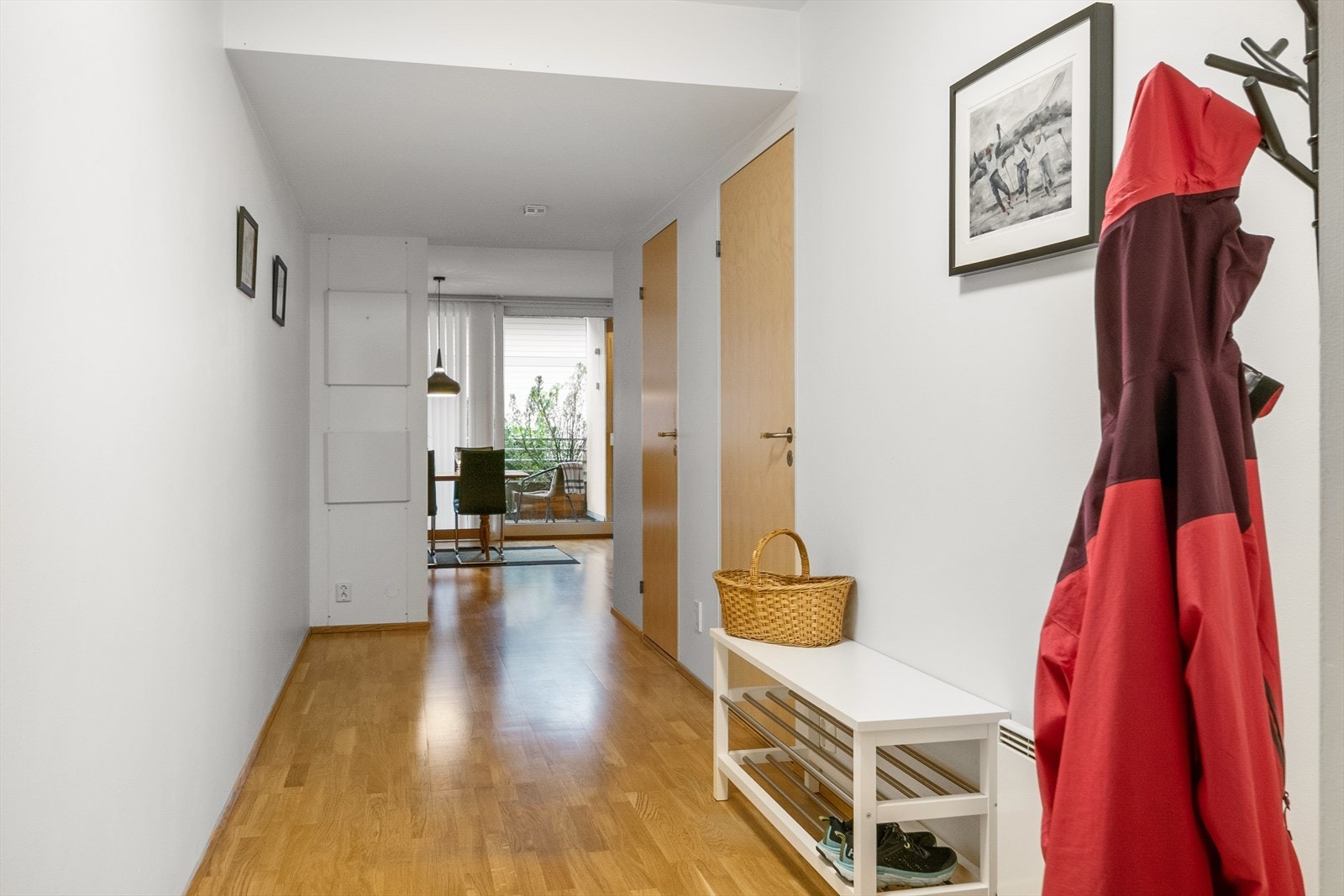 Fra entré er det åpent inn til stue Galleribilde