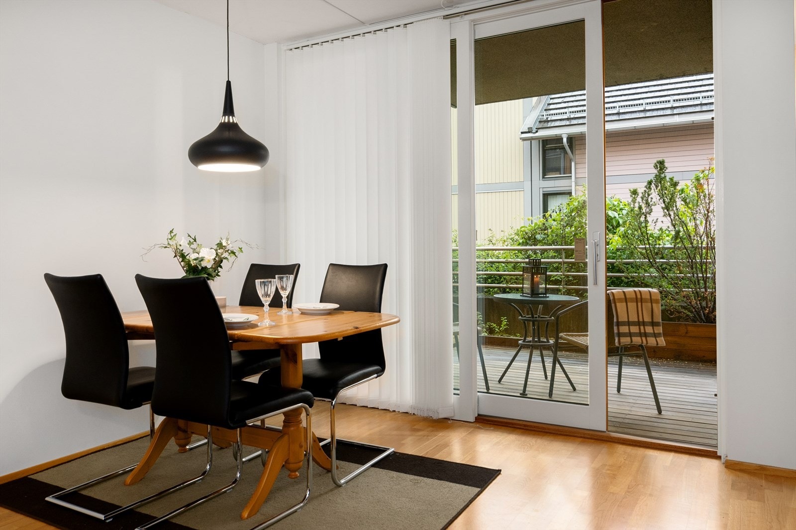 Fra stue er det adkomst ut til inntrukket terrasse Galleribilde