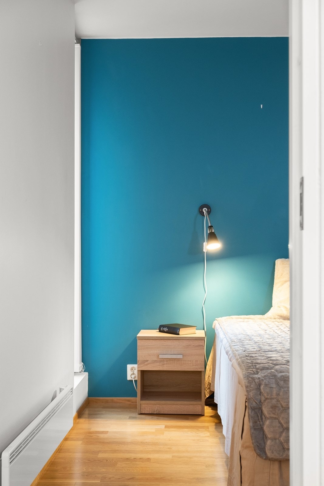 Det er romslig skyvedørsgarderobe med sorte fronter på soverommet Galleribilde