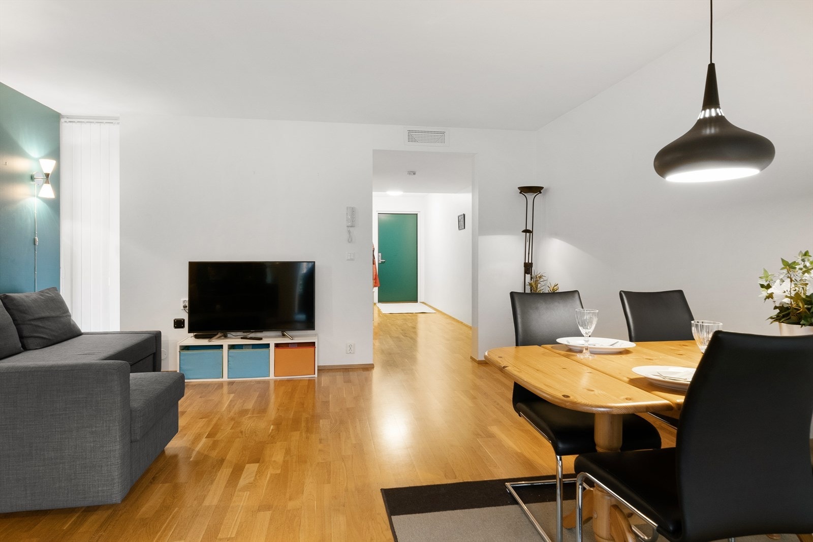 Leiligheten har åpen løsning fra romslig entré Galleribilde