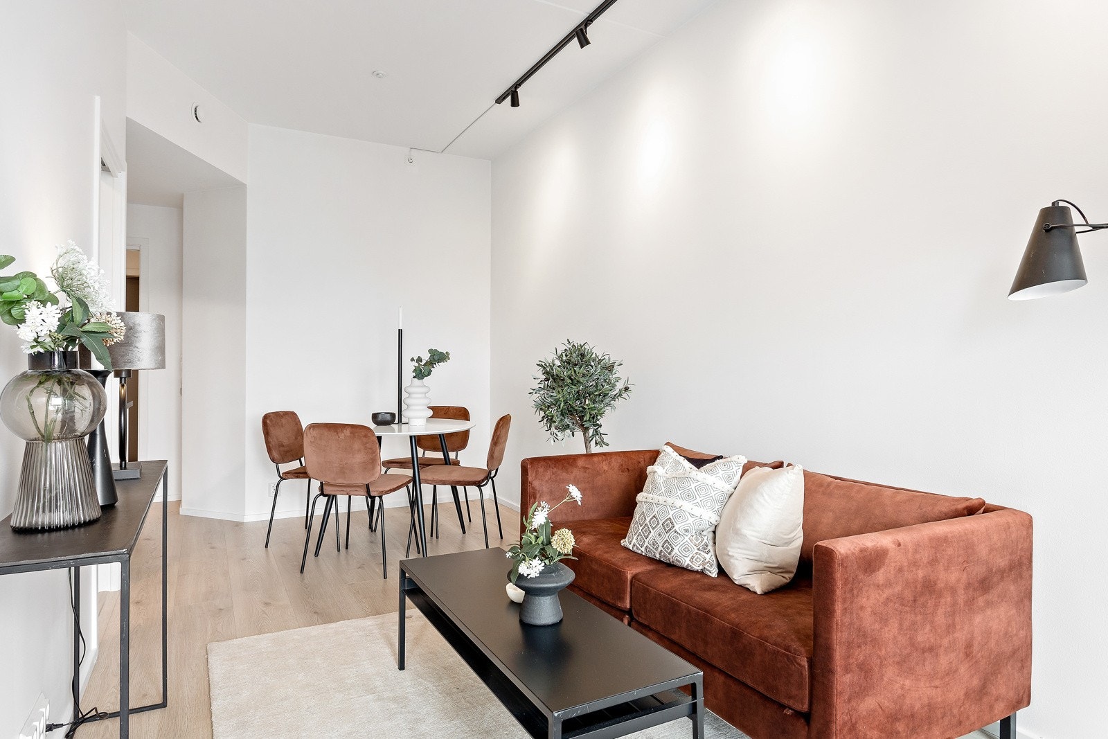 Stuen har plass til både spisebord og sofakrok. Galleribilde
