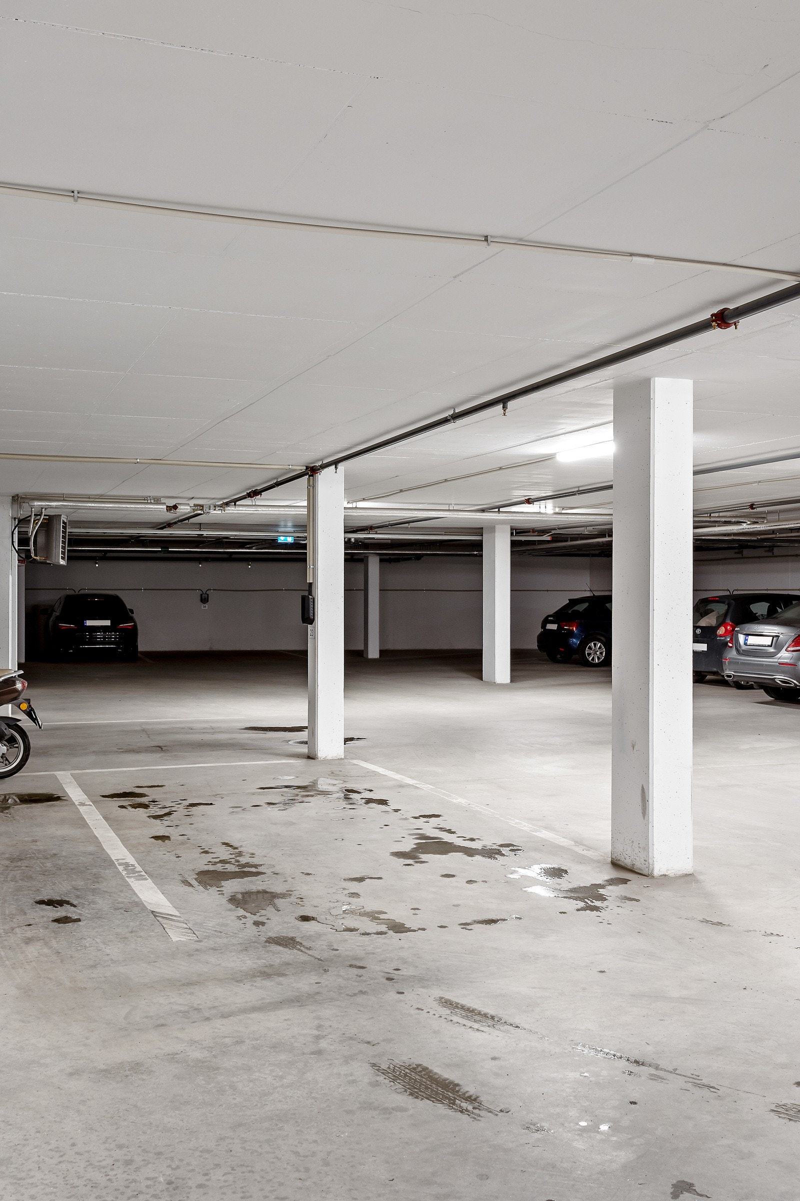 P-plass i felles garasjekjeller. Galleribilde