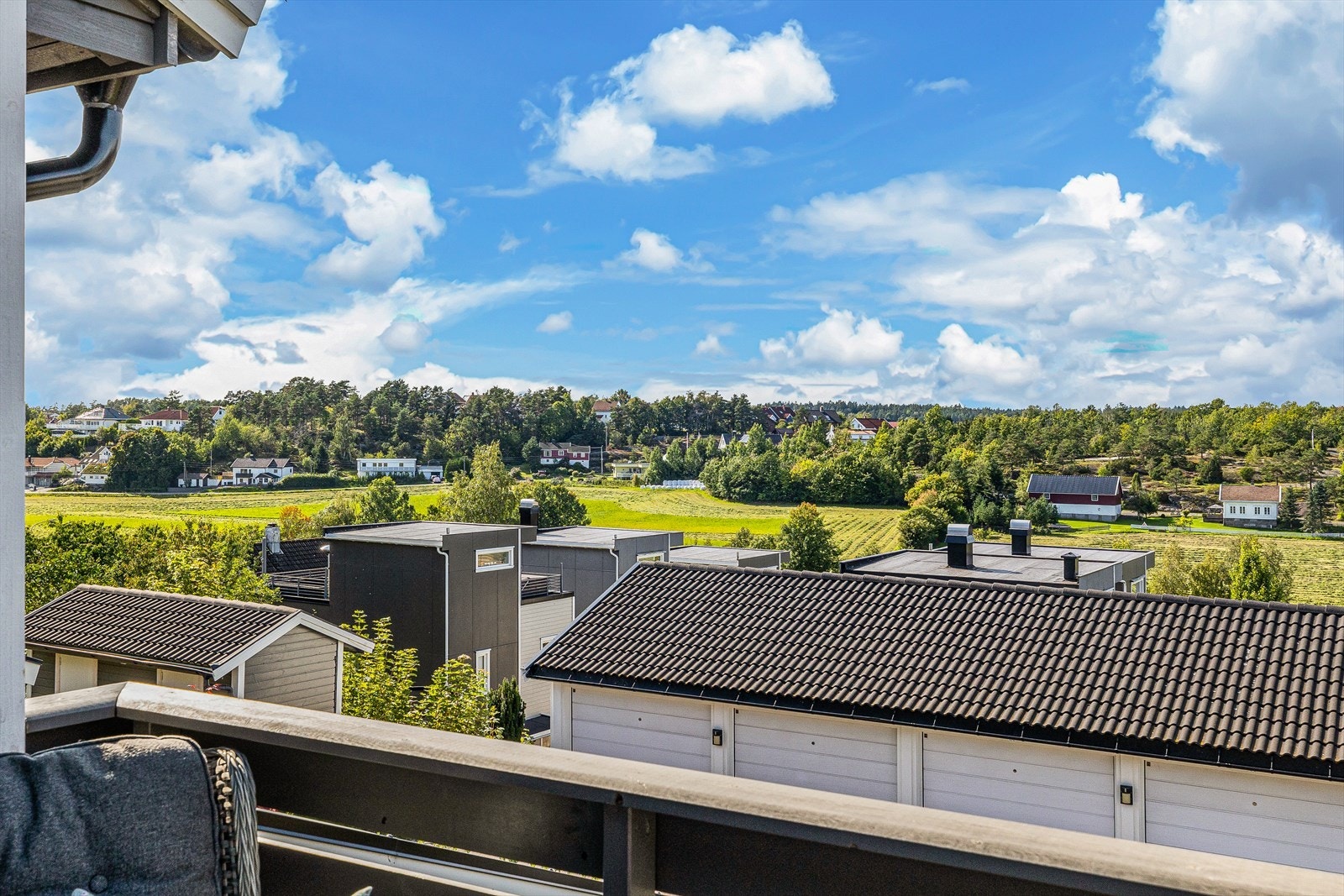 Over åsen mot vest har man flotte turområder i Marumskogen Galleribilde