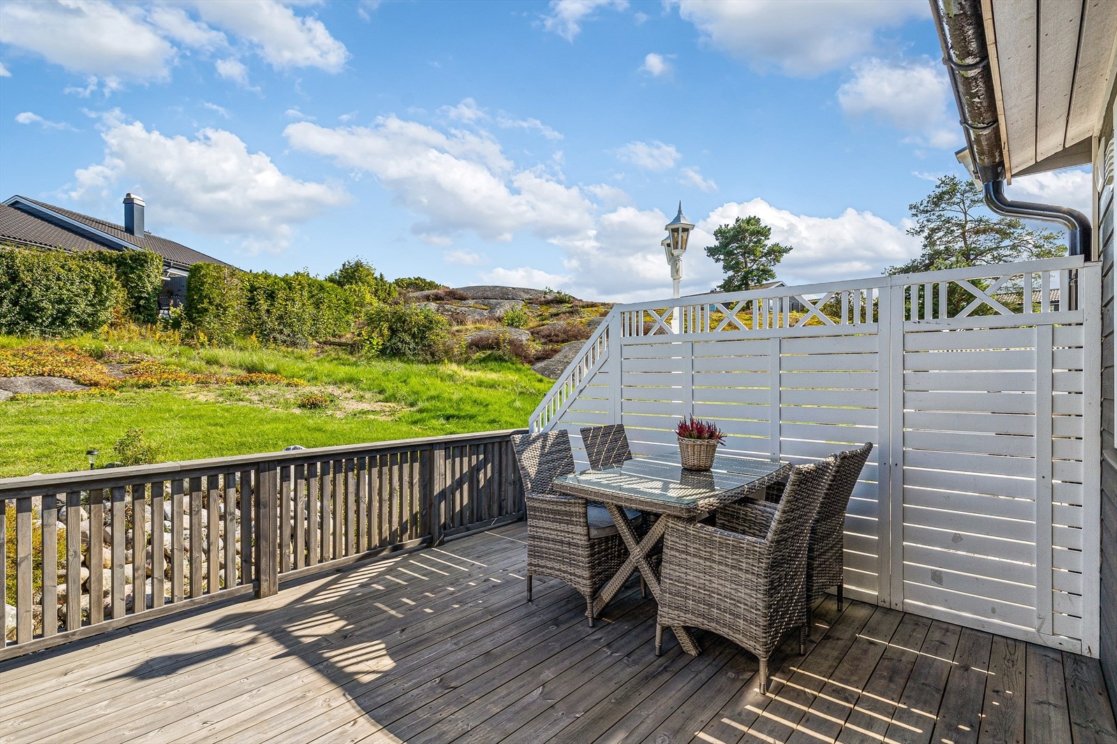 Deilig terrasse på baksiden av boligen Galleribilde