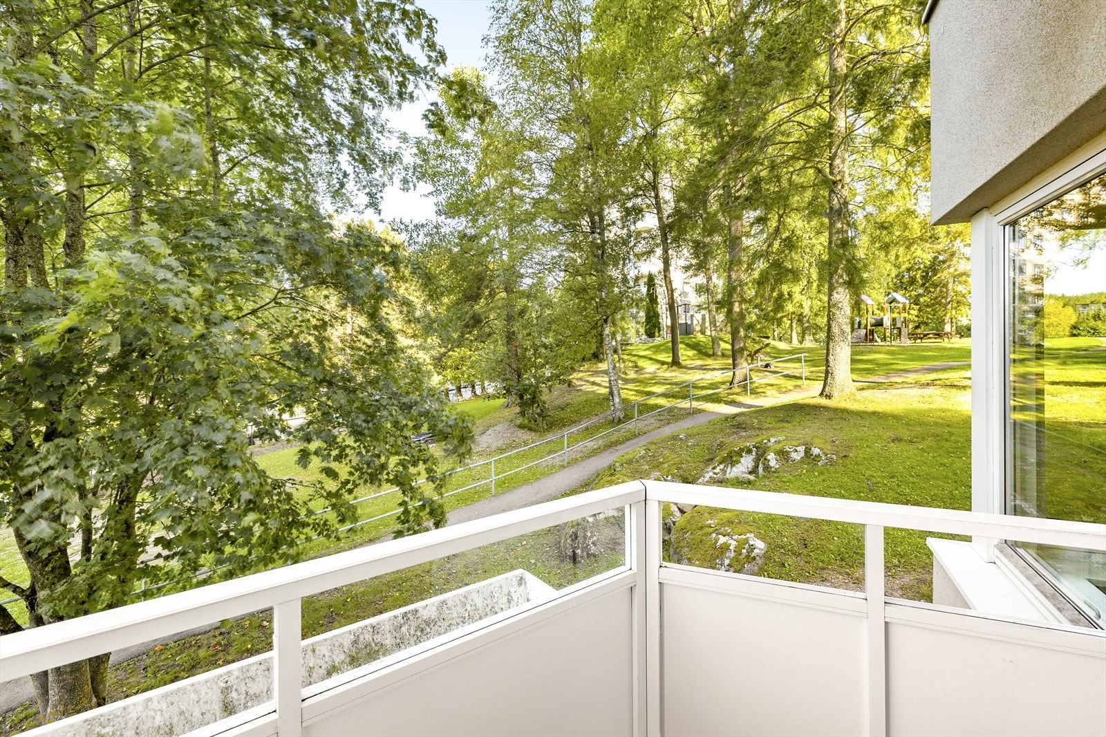 Utsyn over grøntområder fra balkongen. Galleribilde