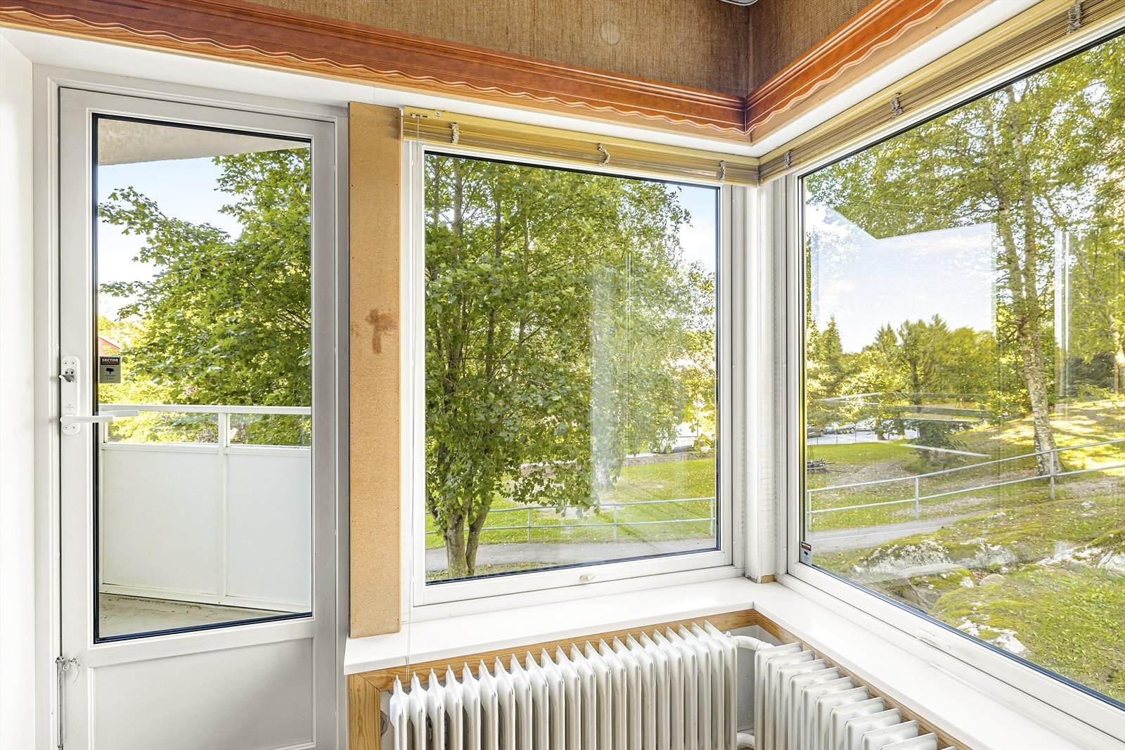 Balkongdør fra 2008 og vinduer fra 2000. Galleribilde