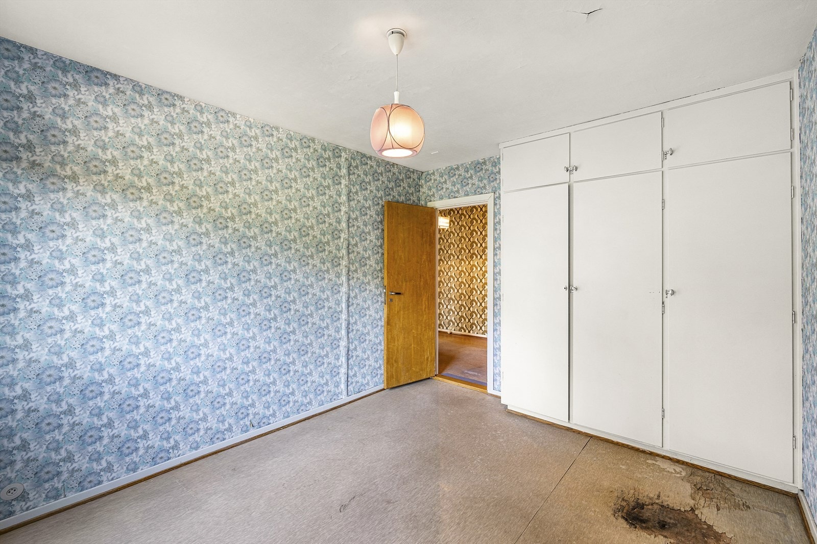 Soverom 1 med belegg på gulv, tapet på vegger og malt tak. 3 stk plassbygde garderobeskap. Galleribilde