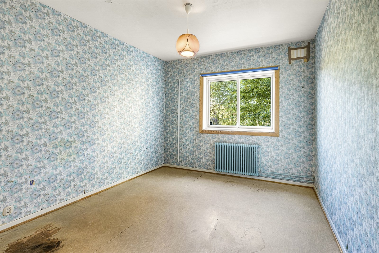 Soverom 1 med belegg på gulv, tapet på vegger og malt tak. 3 stk. plassbygde garderobeskap. Galleribilde