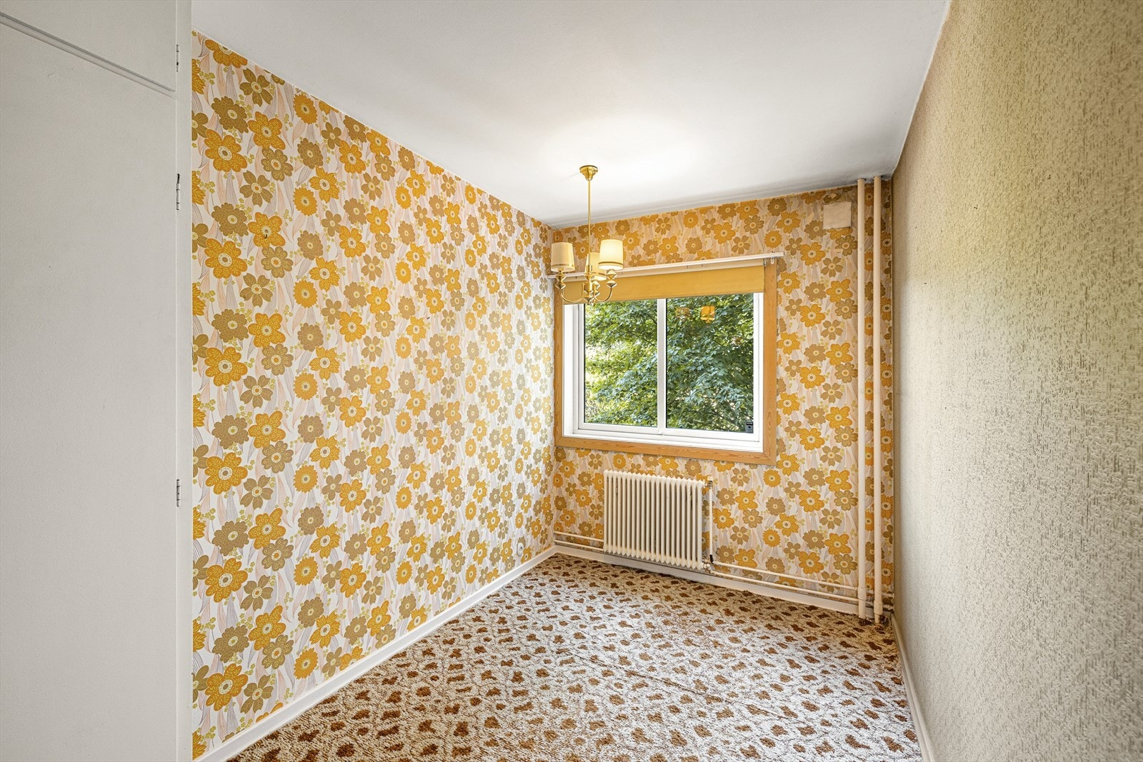 Soverom 2 med belegg på gulv, tapet på vegger og malt tak. Dobbelt plassbygd garderobeskap. Galleribilde