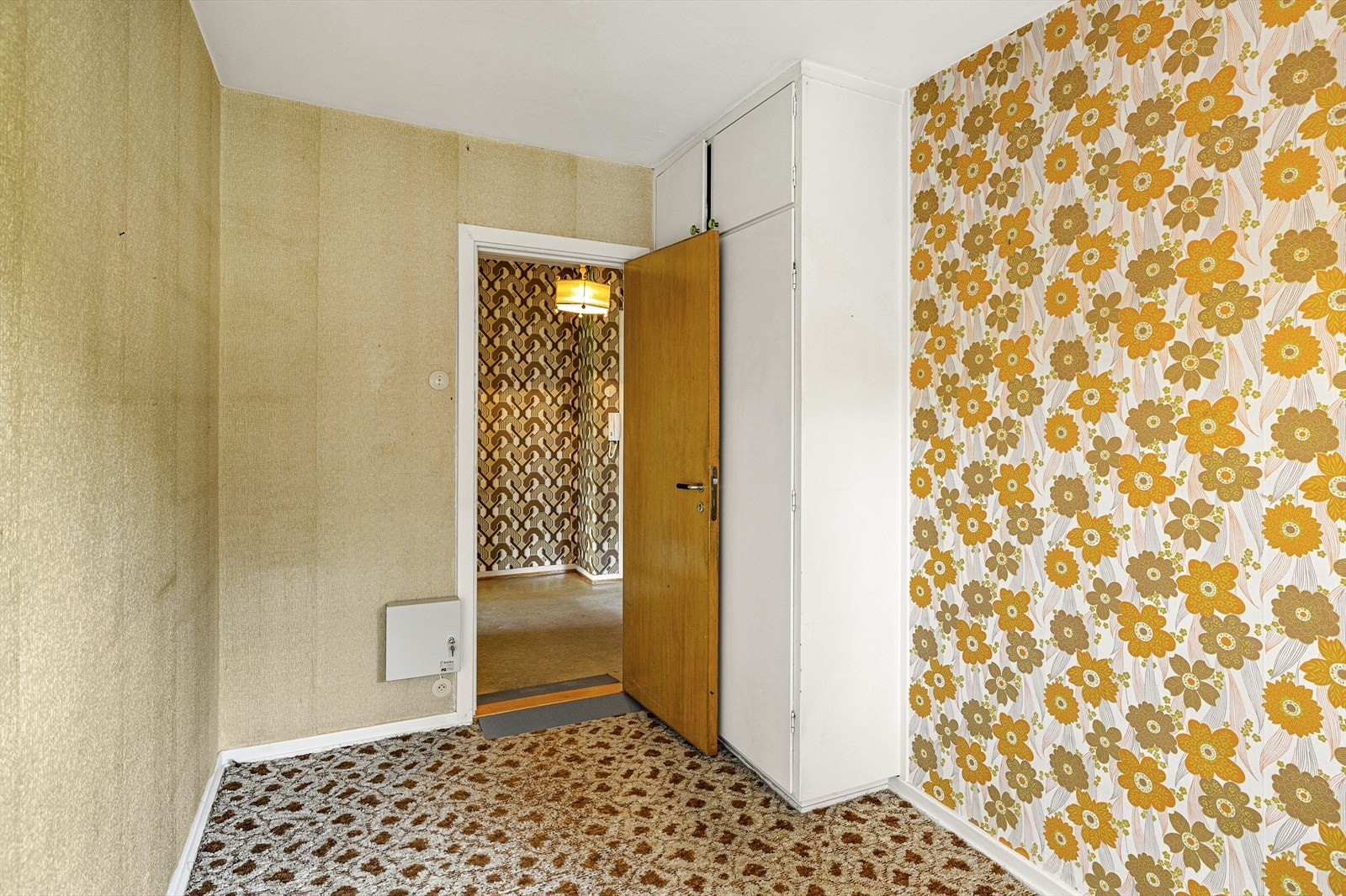 Soverom 2 med belegg på gulv, tapet på vegger og malt tak. Dobbelt plassbygd garderobeskap. Galleribilde