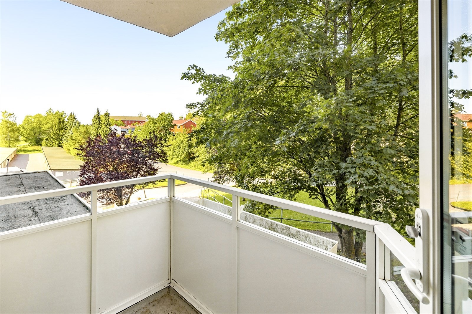 Hyggelig nord-nordvestvendt balkong på 3 m² med betonggulv. Galleribilde