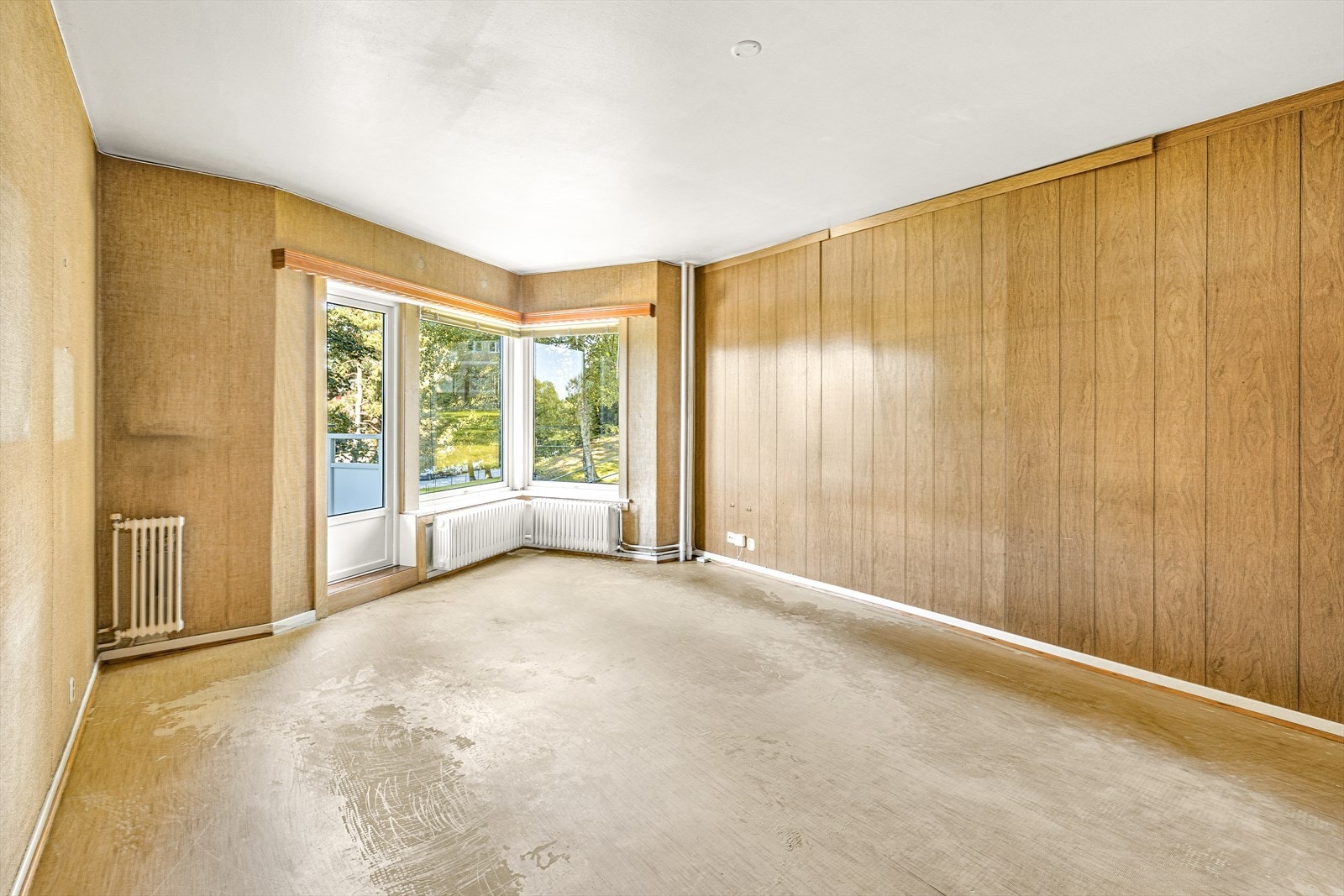 Romslig 3-roms selveierleilighet med stort potensiale i høy 1. etasje. Modernisering/oppussing må påregnes. Galleribilde