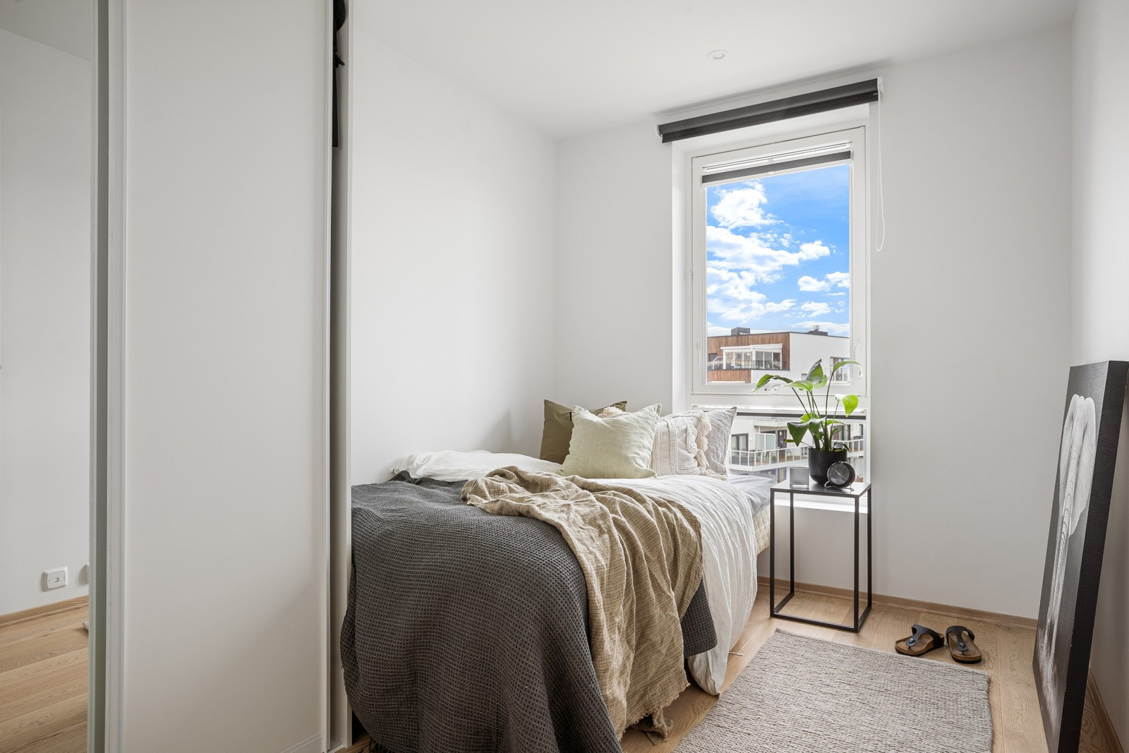 Soveommet er innredet med skyvedørsgarderobe med god oppbevaringsplass.