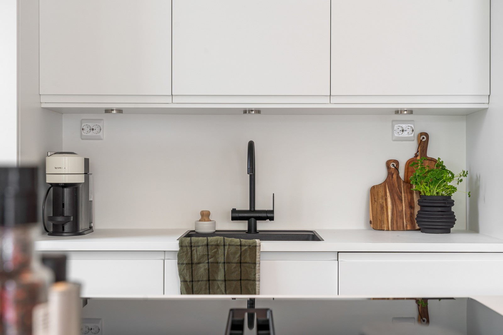 Her har du integrerte hvitevarer som platetopp med induksjon, ventilator, stekeovn, mikro, oppvaskmaskin, vinskap og kjøl/fryseskap.