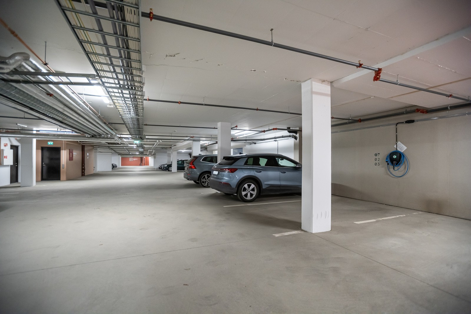 Parkering i garasje og sportsbod medfølger leiligheten.
