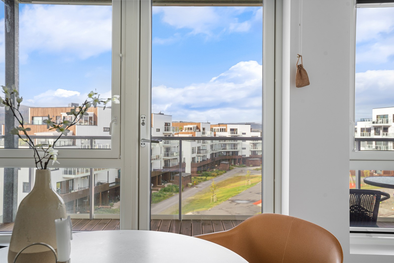 Hybeldelen er utleid for kr 12.000,-.