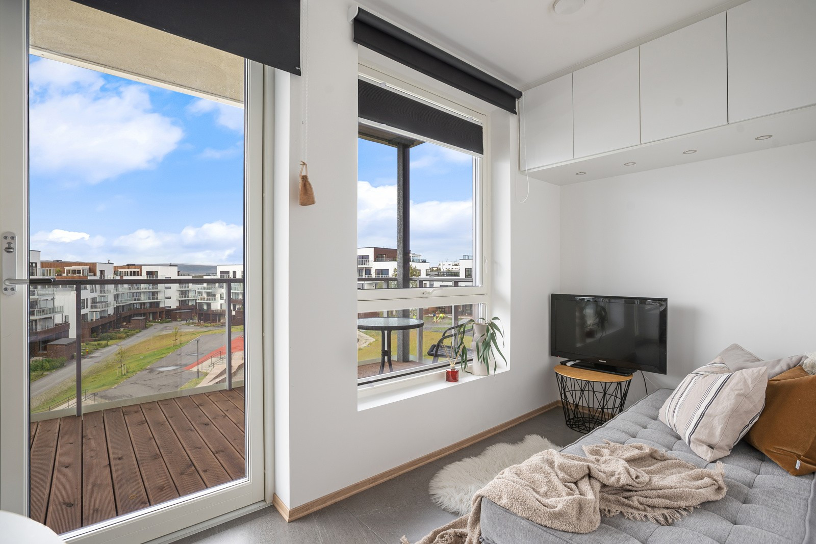 Plass til sofa og TV. Her er det også etablert ekstra skap som gir rikelig med oppbevaringsplass.