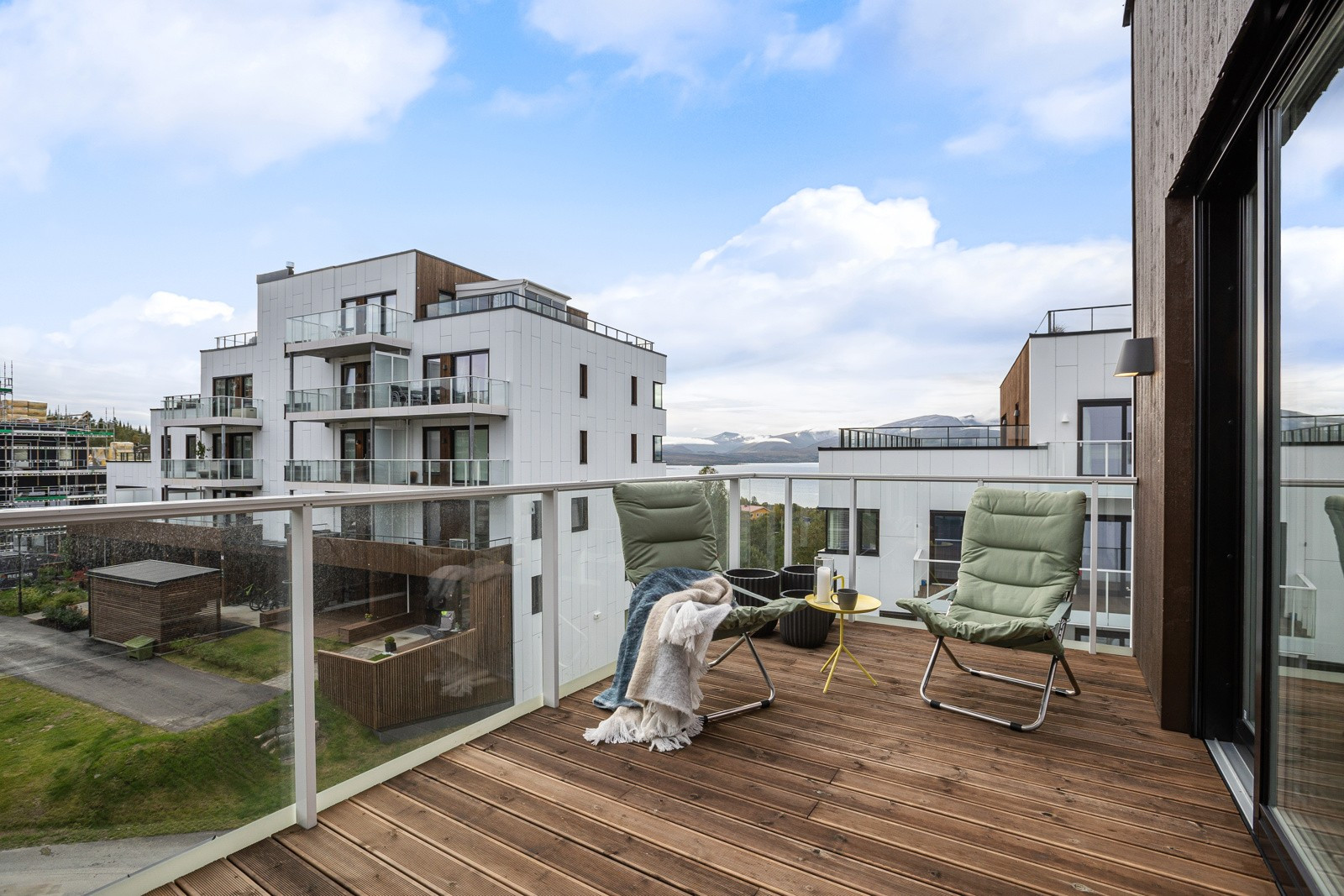 Stor sørvendt balkong med strålende solforhold.