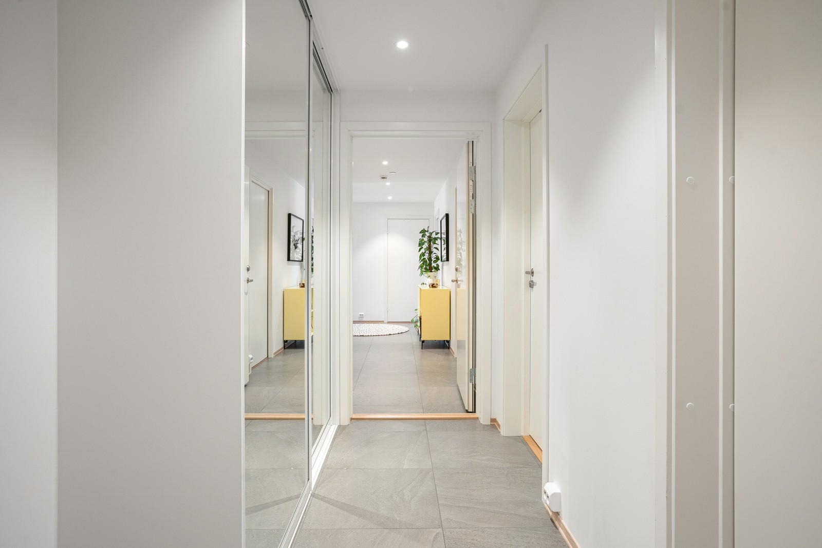 Stor skyvedørsgarderobe i entré med masse oppbevaringsplass.