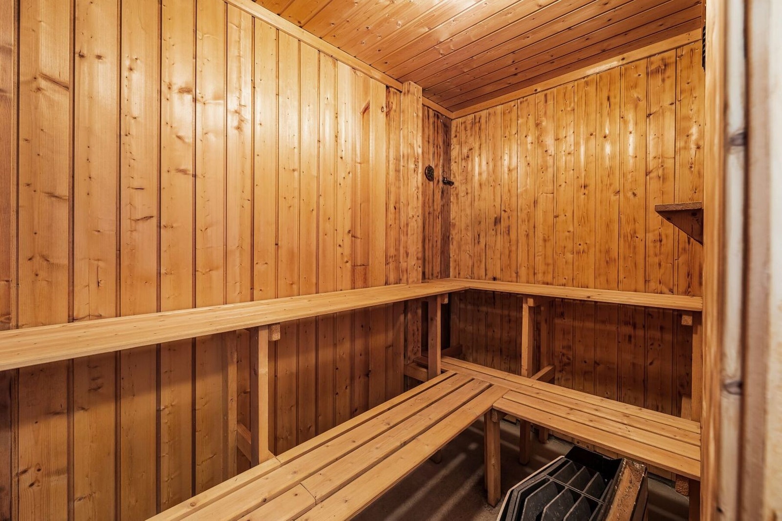 Badstu med sittebenker og badstuovn Galleribilde