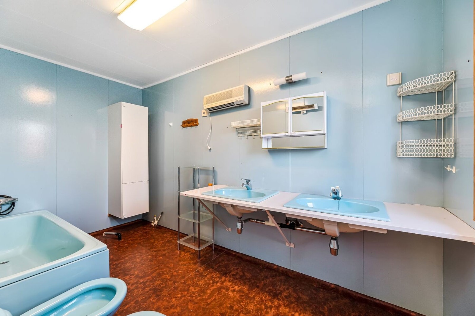 Bad/wc i hovedetasje med badekar. Det er også bad, wc og badstu i underetasje Galleribilde