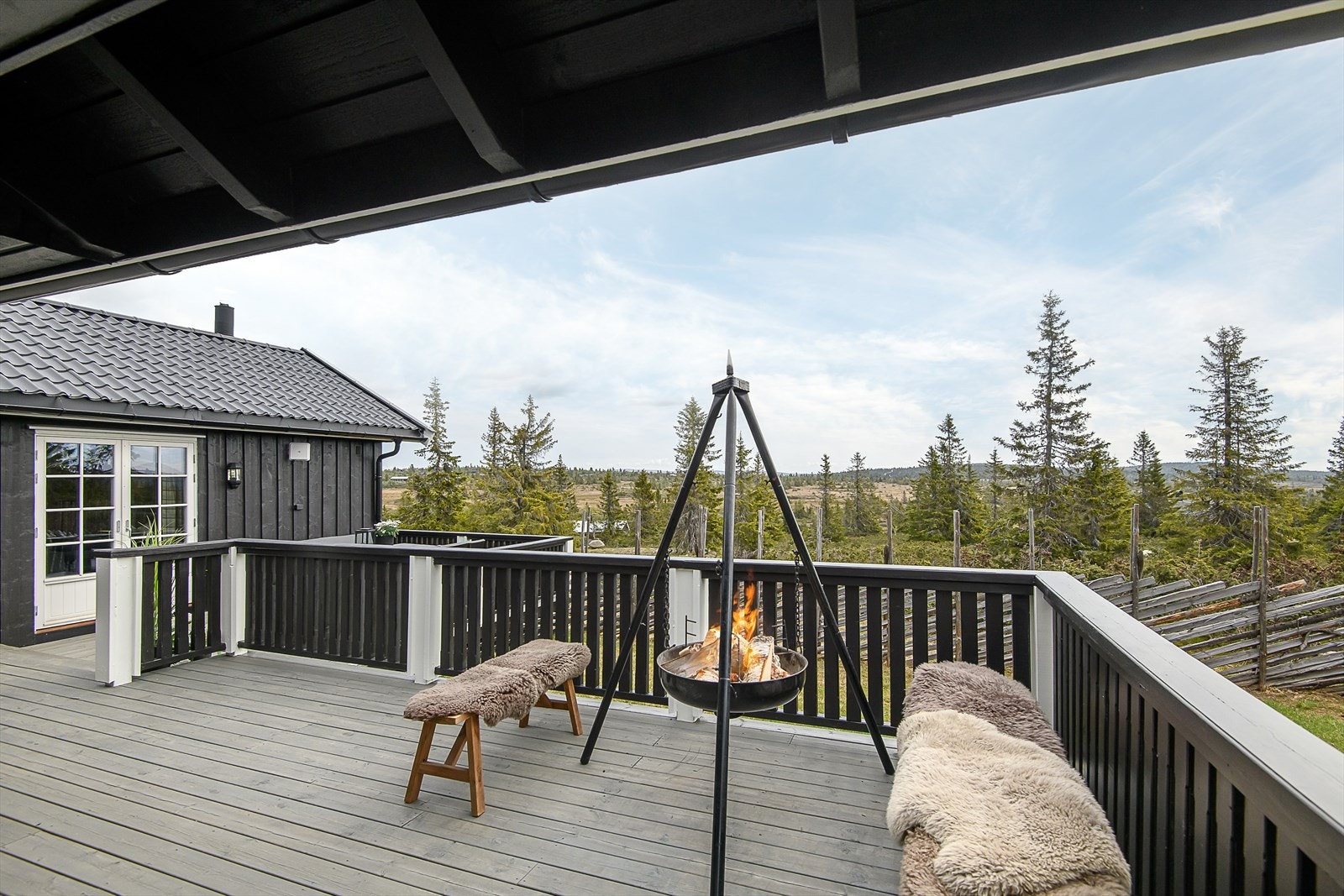Gode møbleringsmuligheter på terrassen, som også er en del av inngangspartiet. Galleribilde