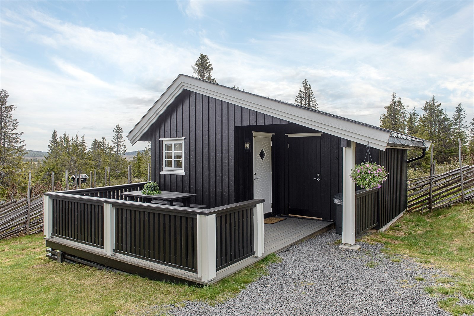 Åpen terrasse og overbygget inngangsparti på anneks/uthus. Galleribilde