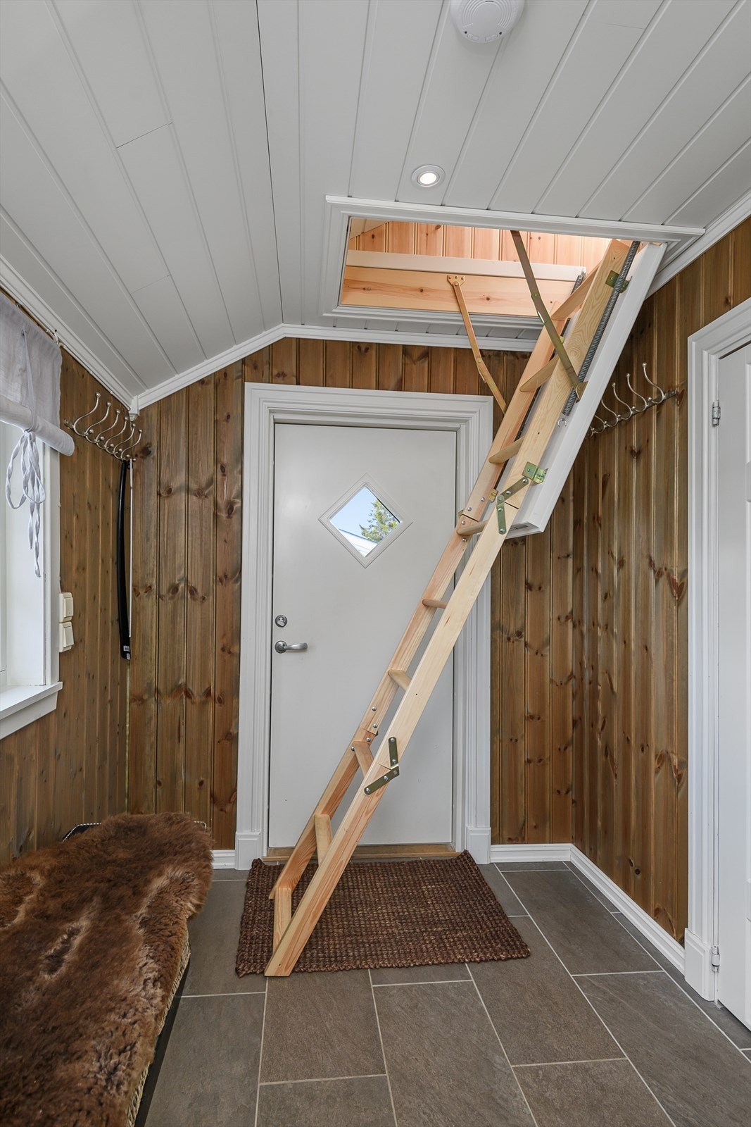 Stige opp til loft/hems i gangen. Galleribilde