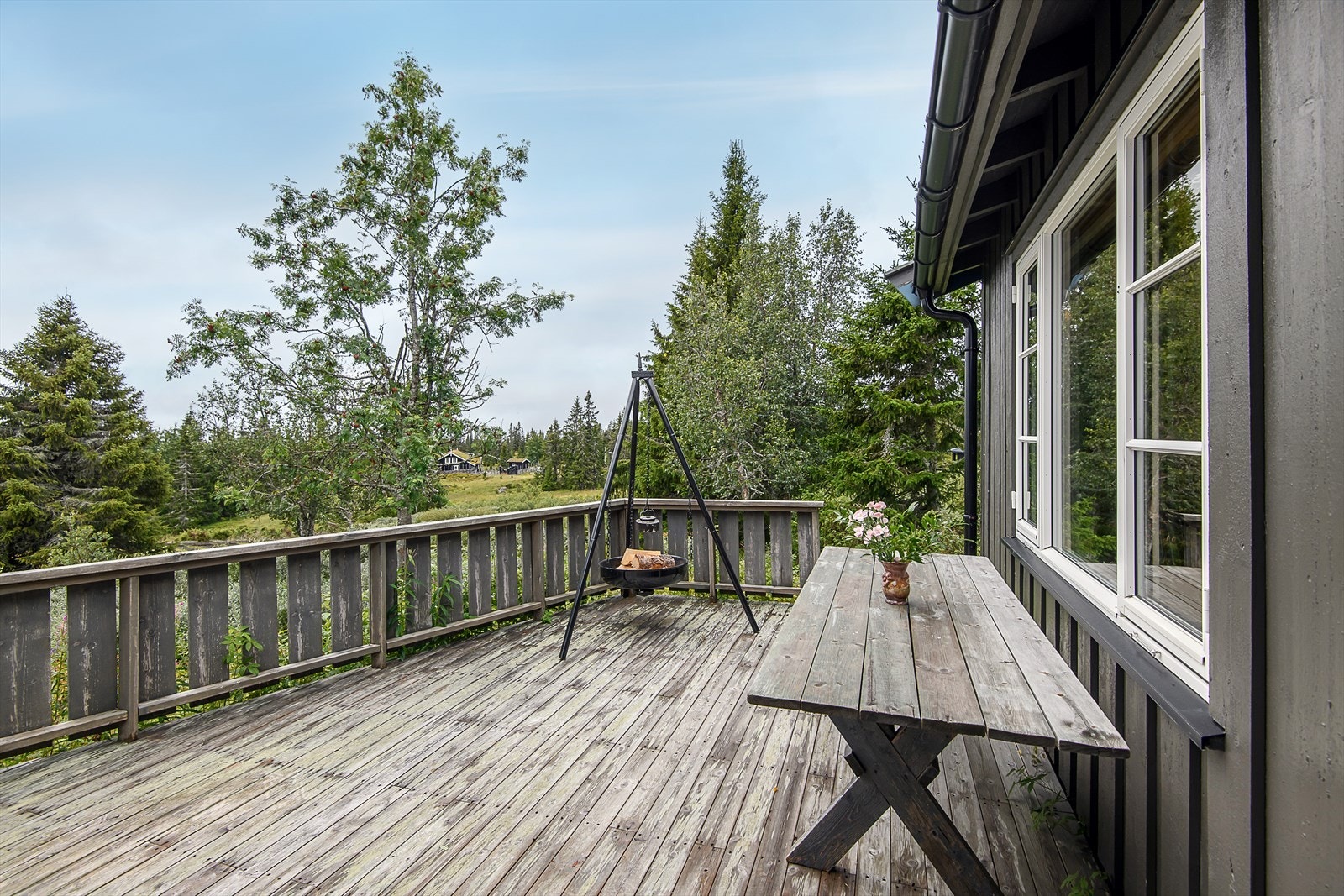 Fine solforhold på terrassen. En fin plass for avslapning og hygge, sommer som vinter. Galleribilde