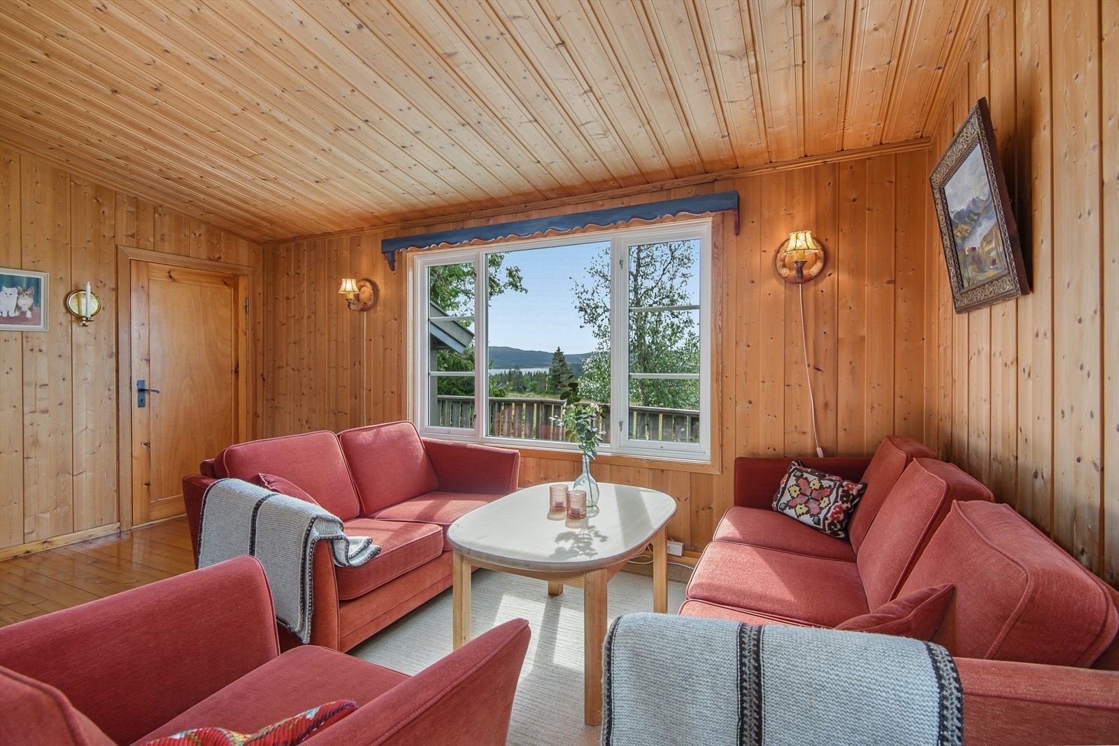 Det store vinduet slipper inn rikelig med naturlig lys i stua og gir en fin effekt på romfølelsen. Galleribilde