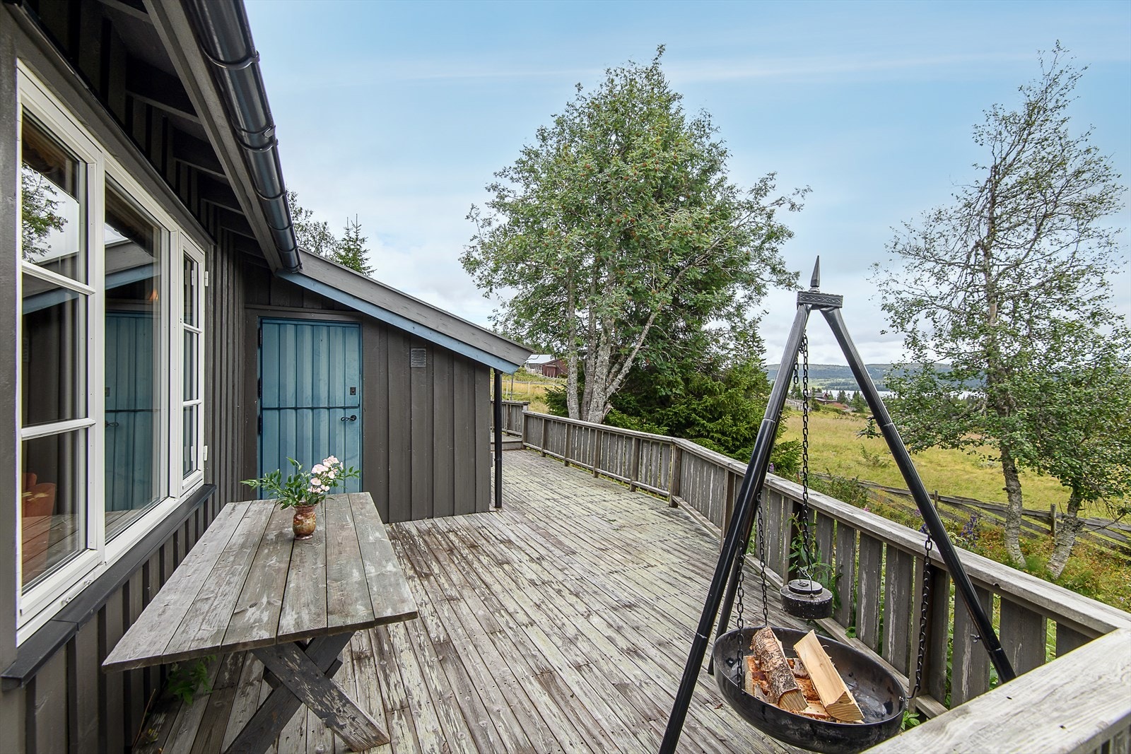 Lun og koselig uteplass ved hytta der du sitter skjermet for innsyn. Galleribilde