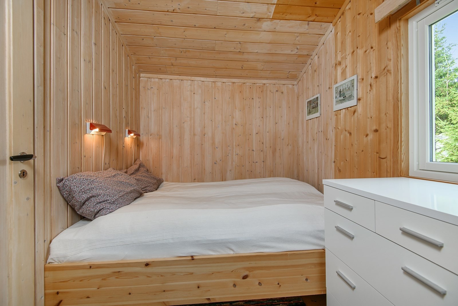 Soverom med plassbygget seng. Galleribilde