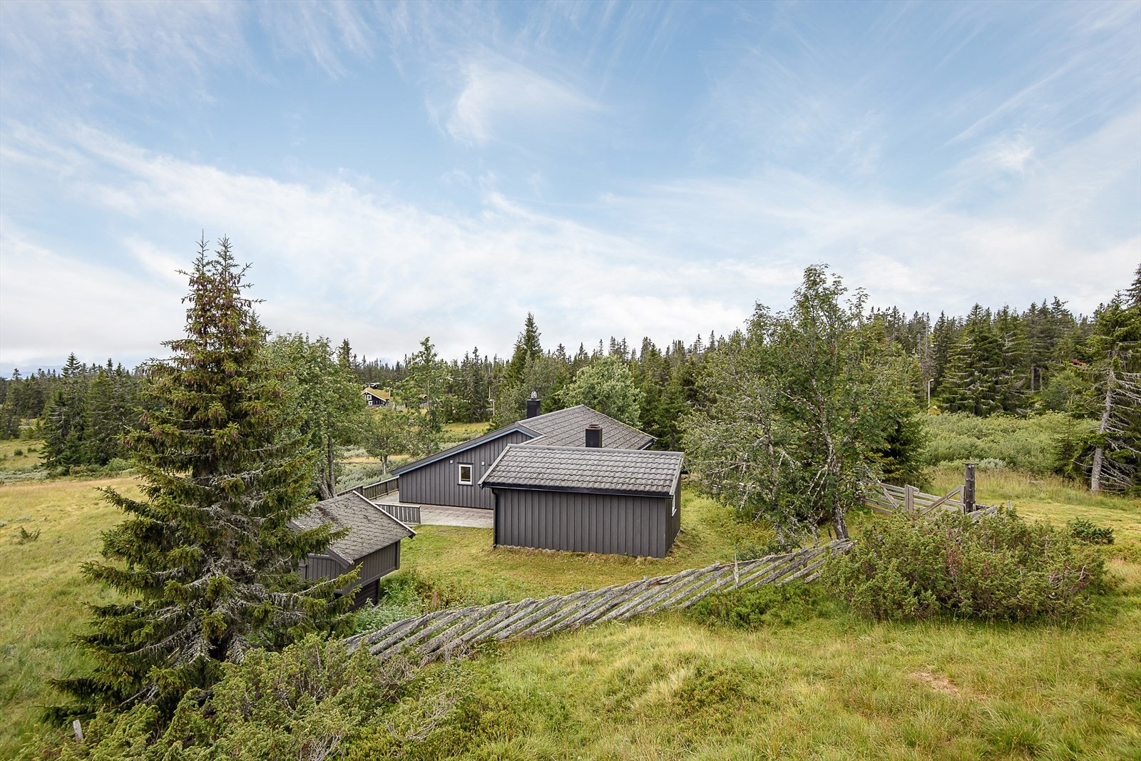 Naturskjønne og rolige omgivelser rundt hytta. Sommervei helt fram. Vinterstid parkeres det ca 150-200 m fra hytta. Galleribilde