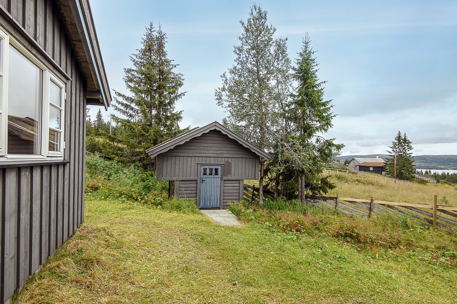 Fint, inngjerdet uteområde hytta. Galleribilde