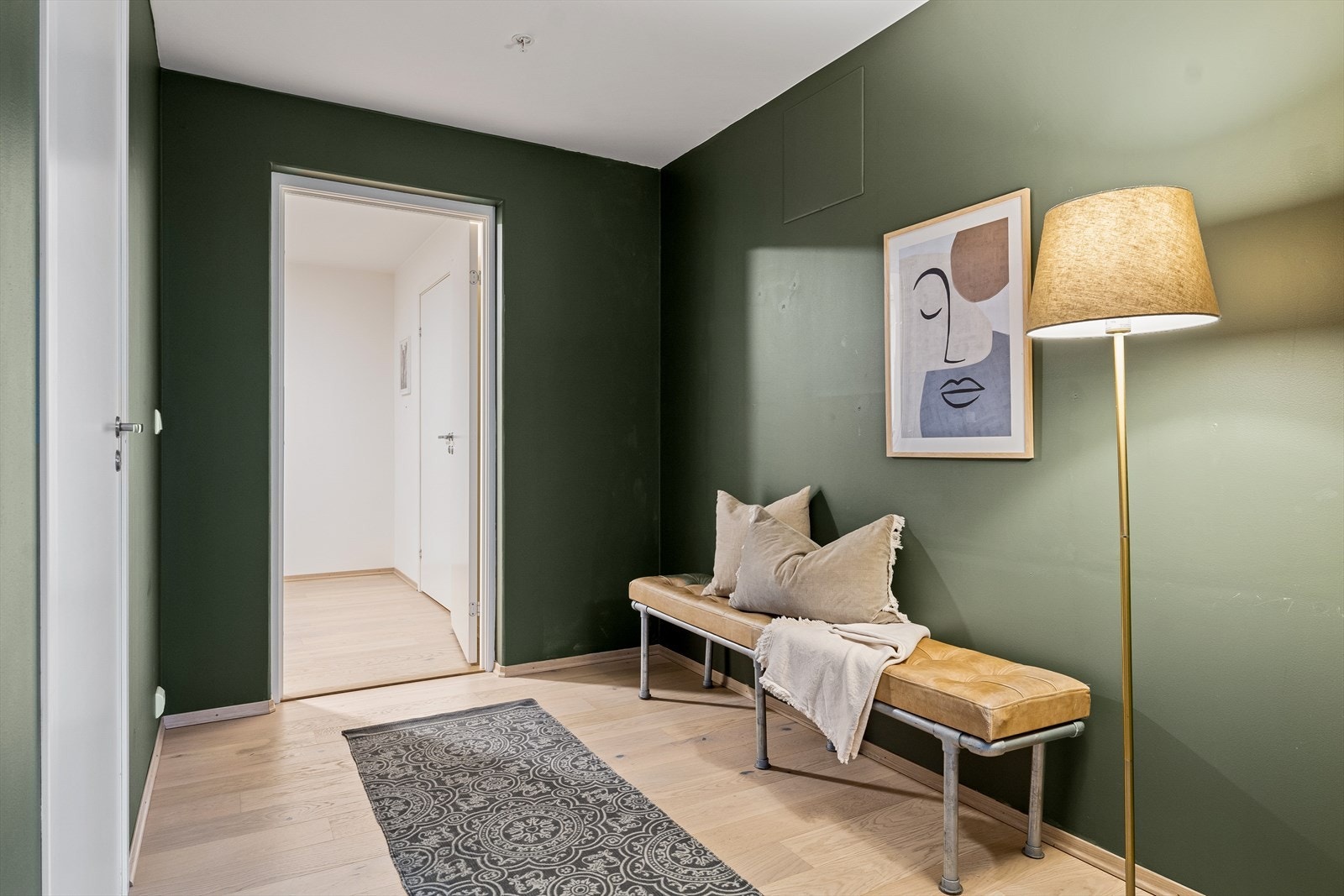 Leiligheten fremstår som lys og innbydende med gode planløsninger og gjennomgående god standard. / The apartment appears bright and inviting with good floor plan and a generally good standard. Galleribilde