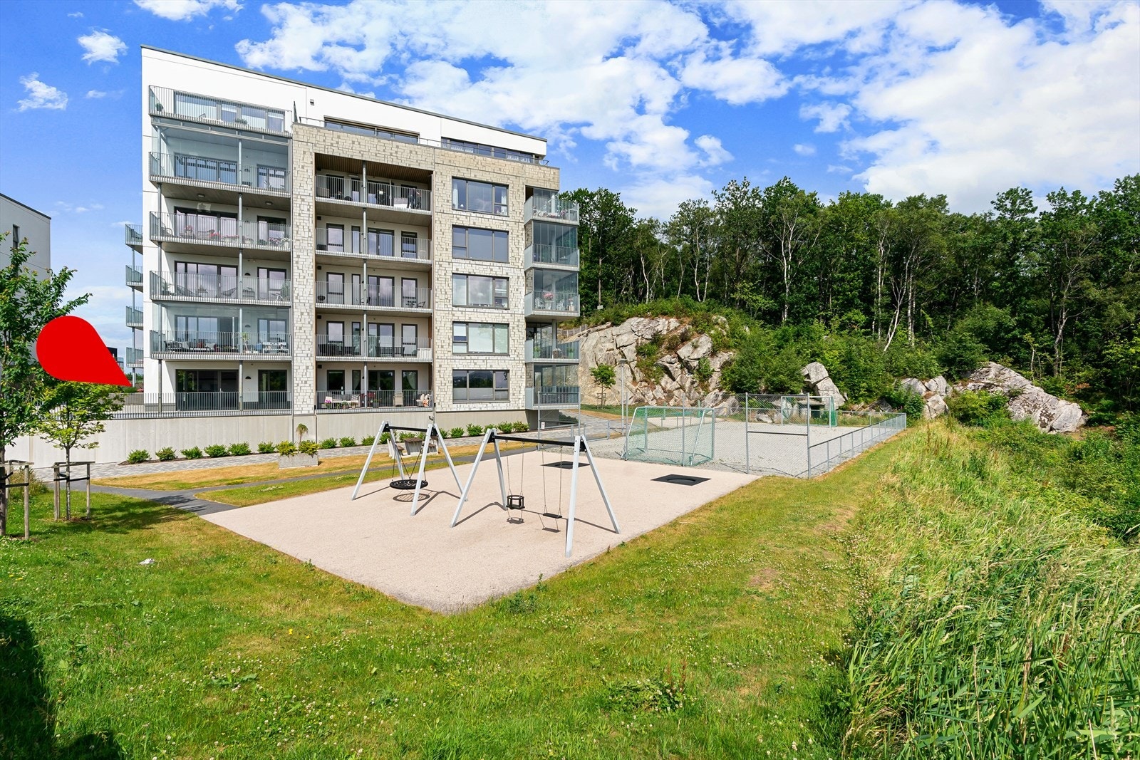 En flott, moderne og innholdsrik leilighet med en attraktiv og barnevennlig beliggenhet. / Nice, modern and spacious apartment in an attractive and child friendly location Galleribilde
