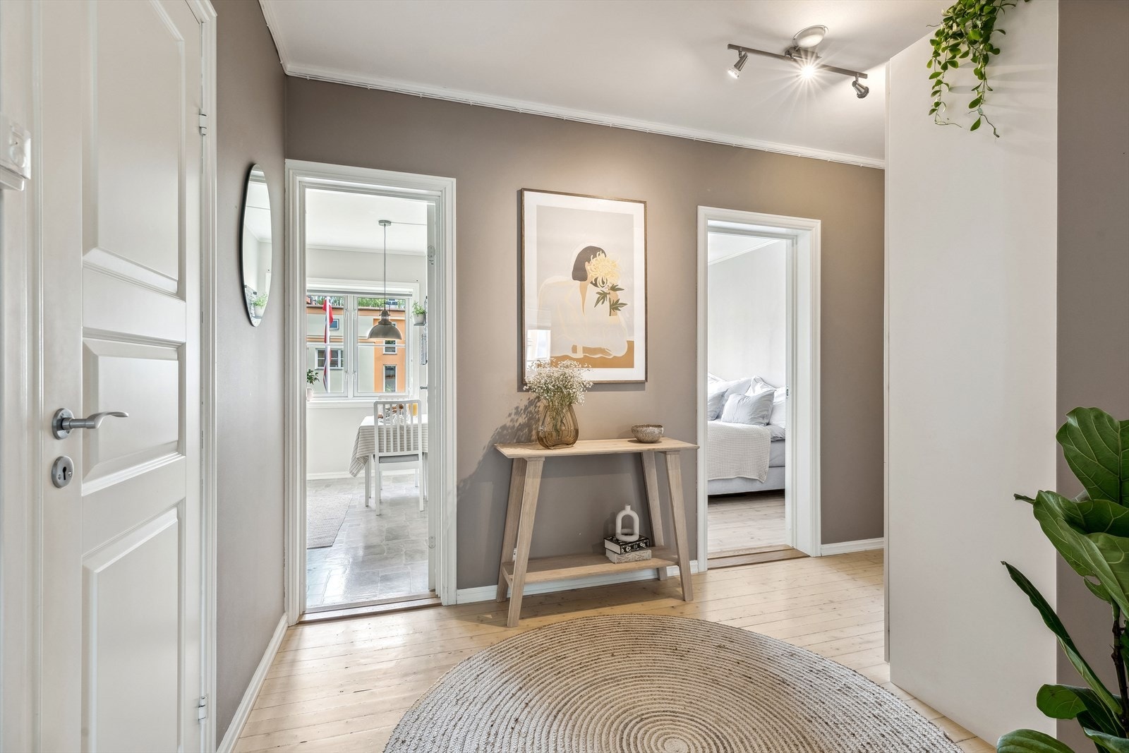 Leiligheten er meget lys og gjennomgående. Galleribilde