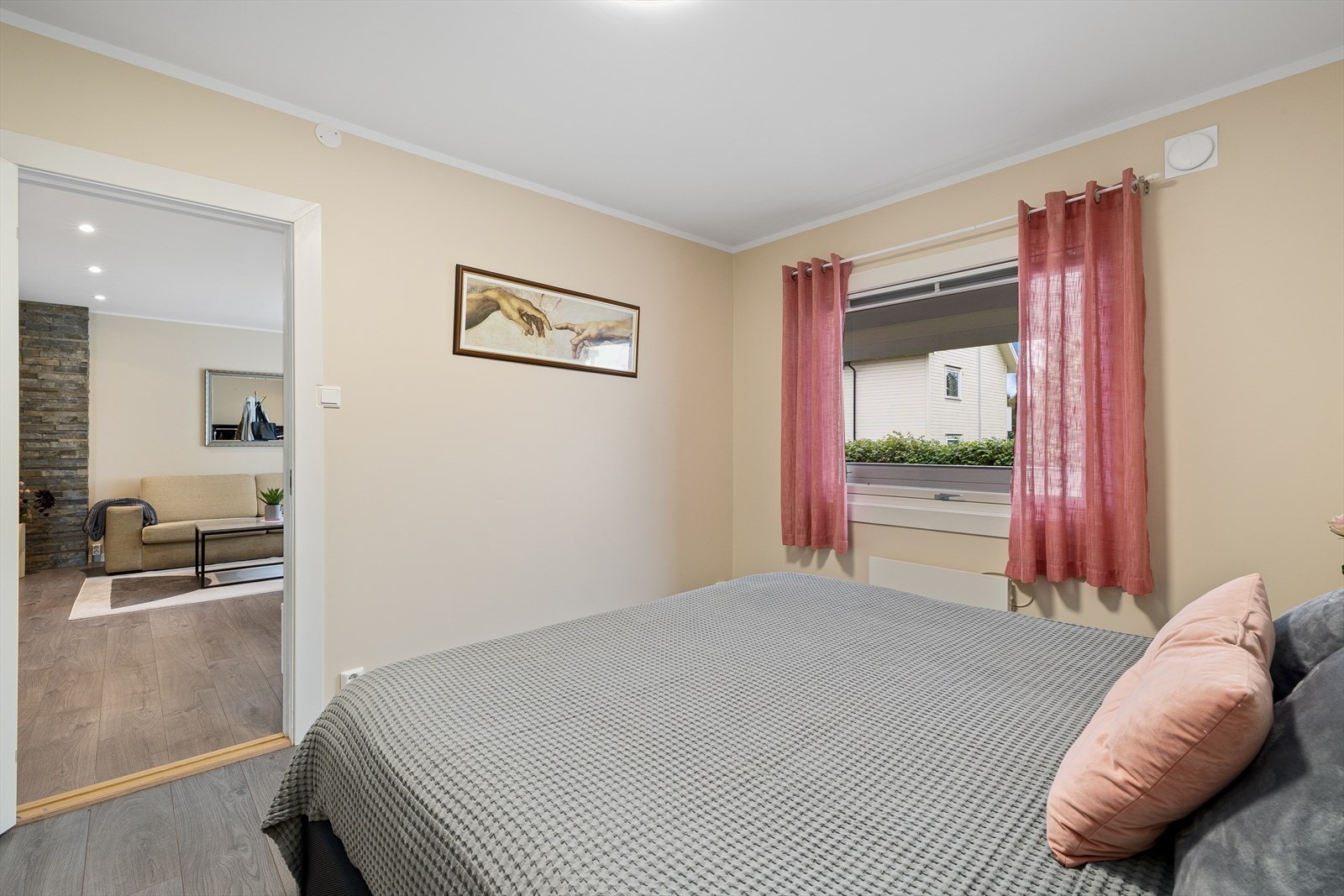 Soverom 1 med plass for garderobe. Galleribilde