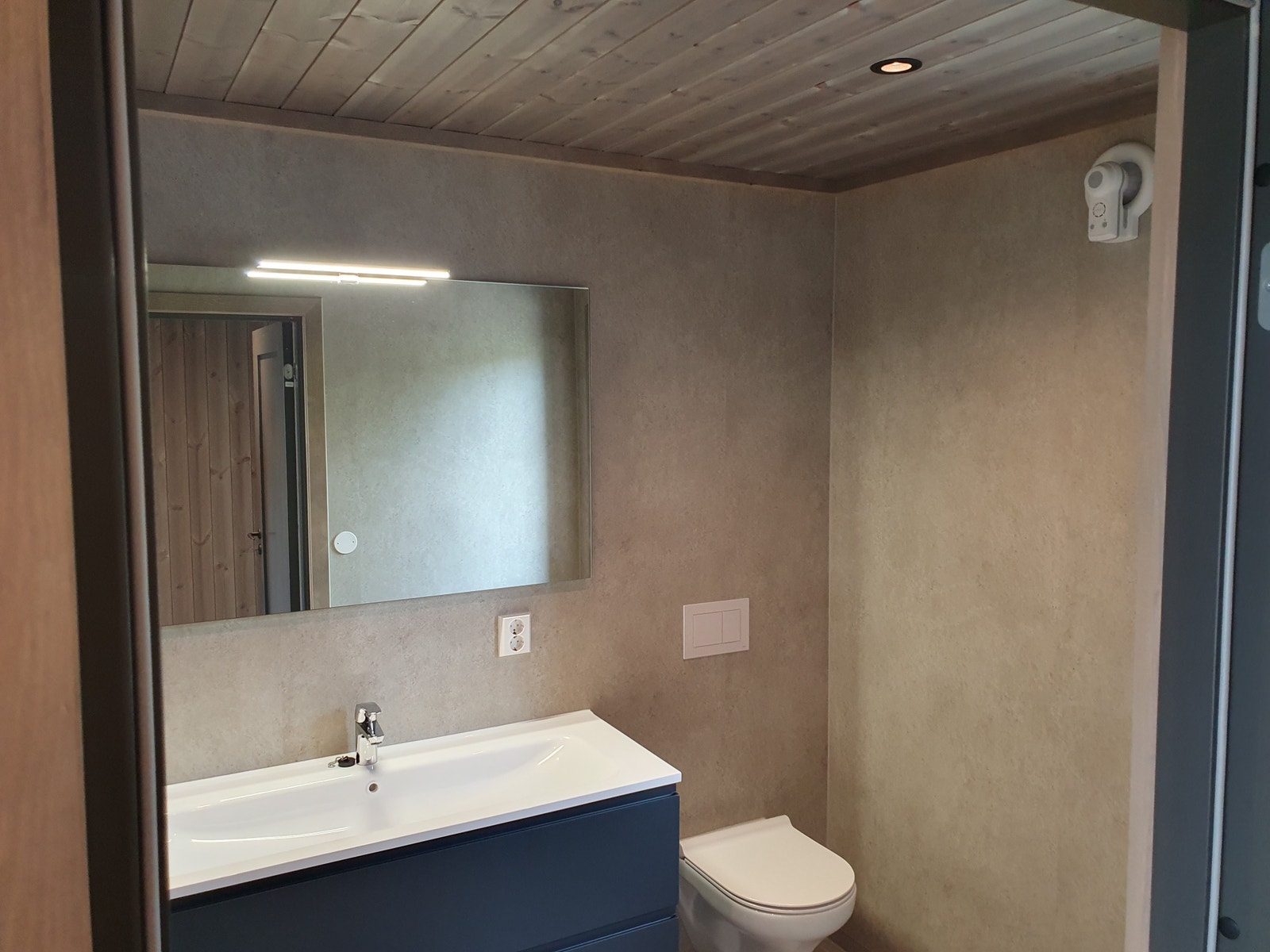 Bad, med plater Grey Sand fra Fibo Galleribilde