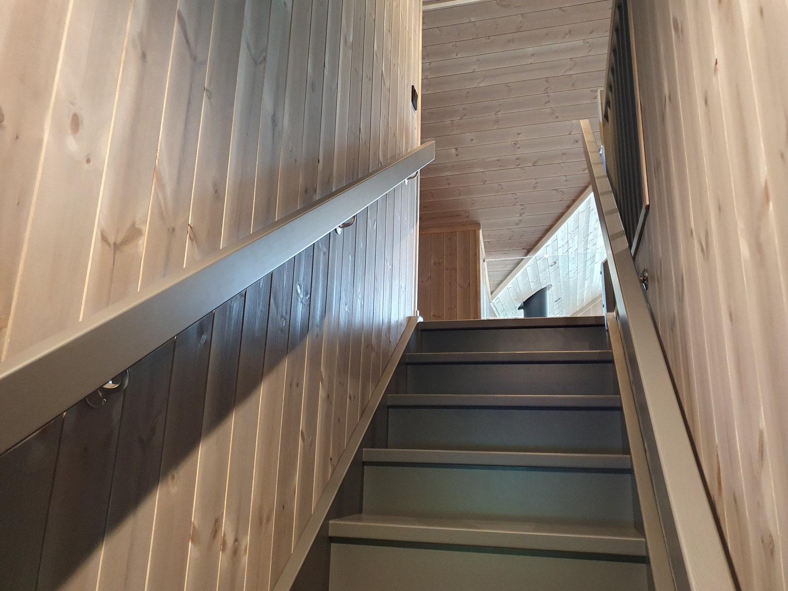 God vinkeltrapp til 2. etg. Galleribilde