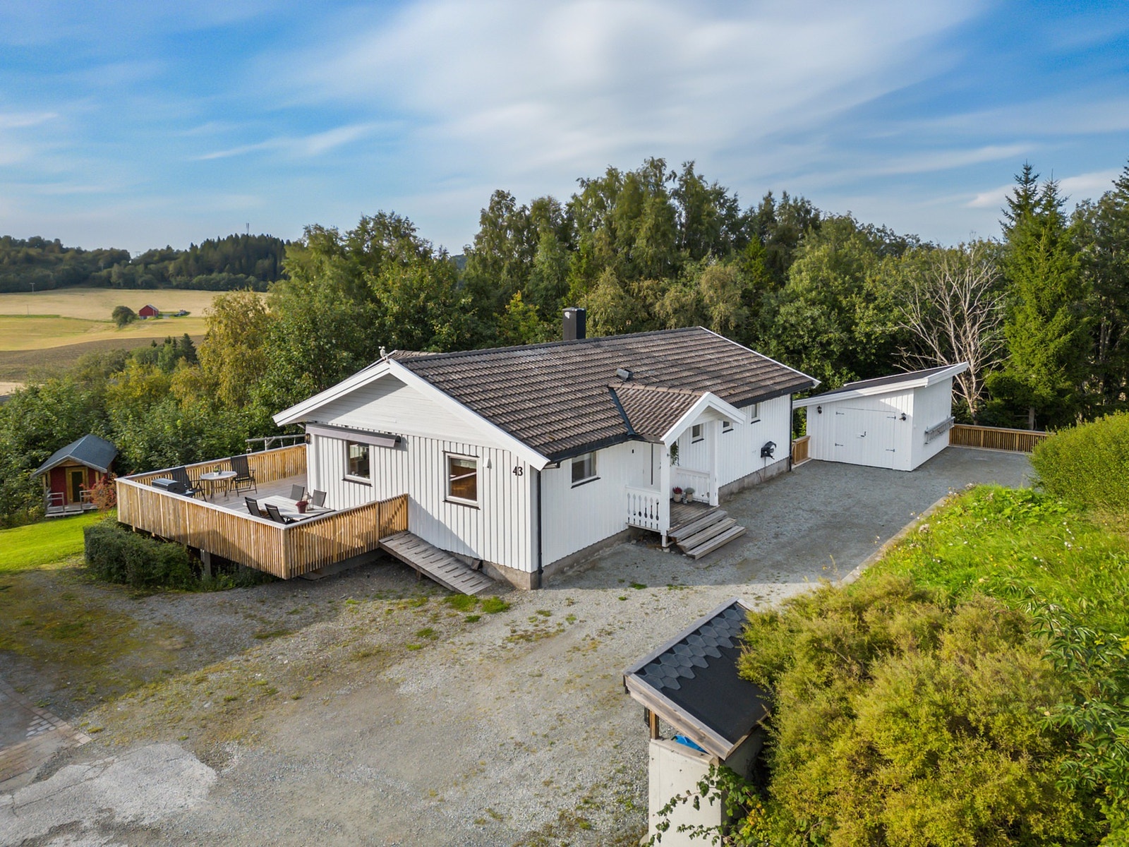 Stor gruslagt gårdsplass med gode parkeringsmuligheter. Galleribilde