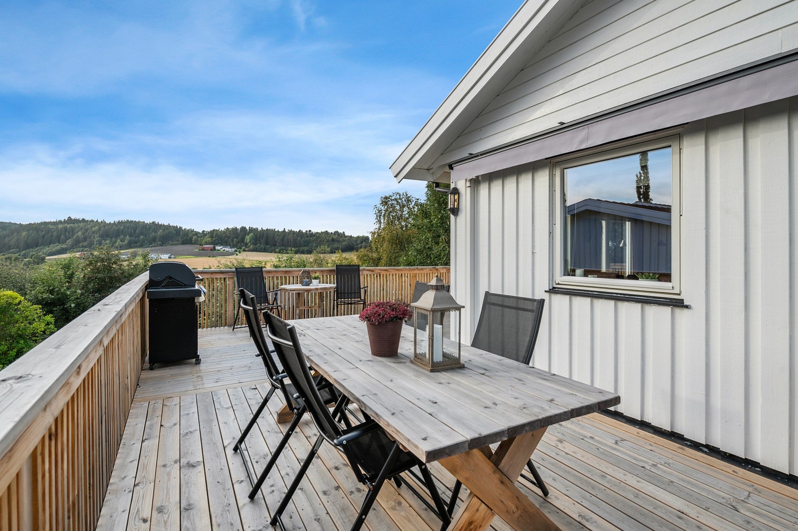 God plass til flere sittegrupper. Galleribilde