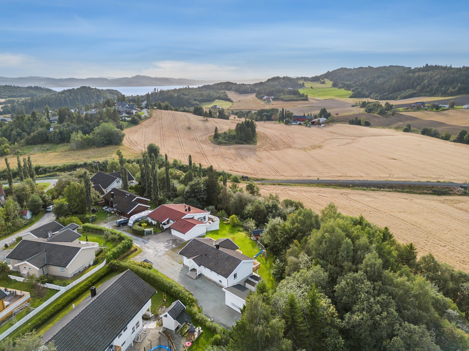 Fra eiendommen er det kort vei til skole, barnehage, butikk, legekontor og togstasjon, samt lekre turmuligheter og skiløyper i område. Galleribilde