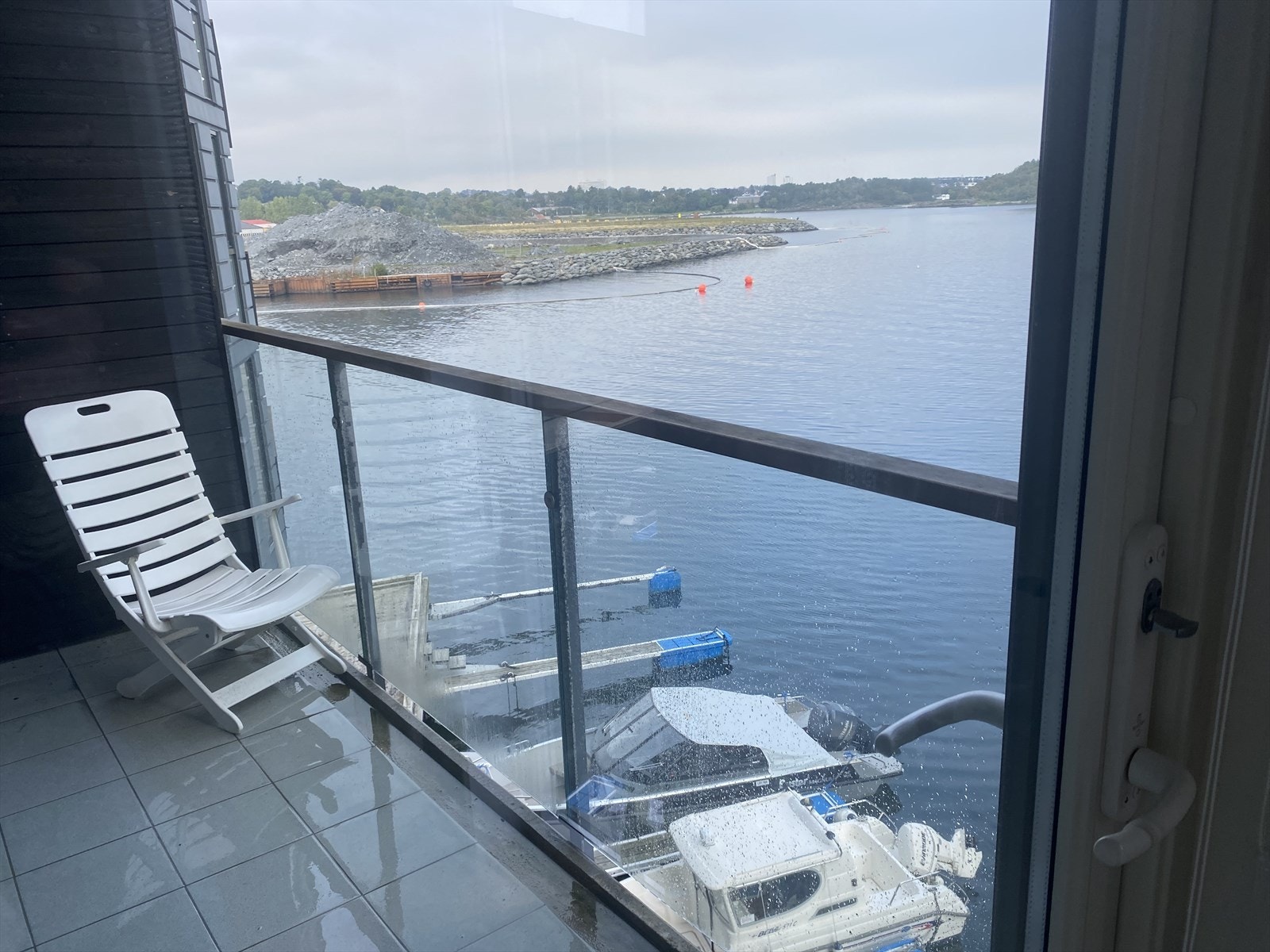 En av to terrasser med sjøutsikt / One of two terraces with sea view Galleribilde